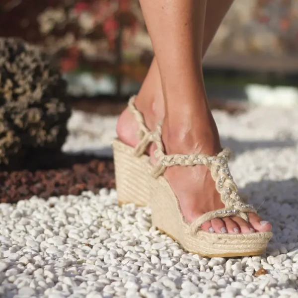 Sandalia trenzada artesanal en yute natural con strass