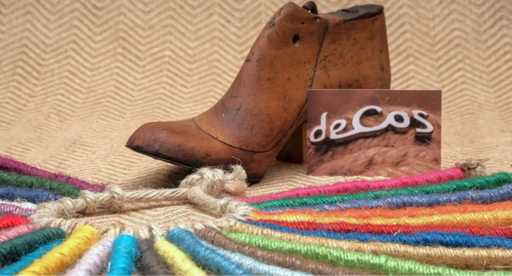 Hilos de yute de diferentes colores de la marca de sandalias «de Cos»