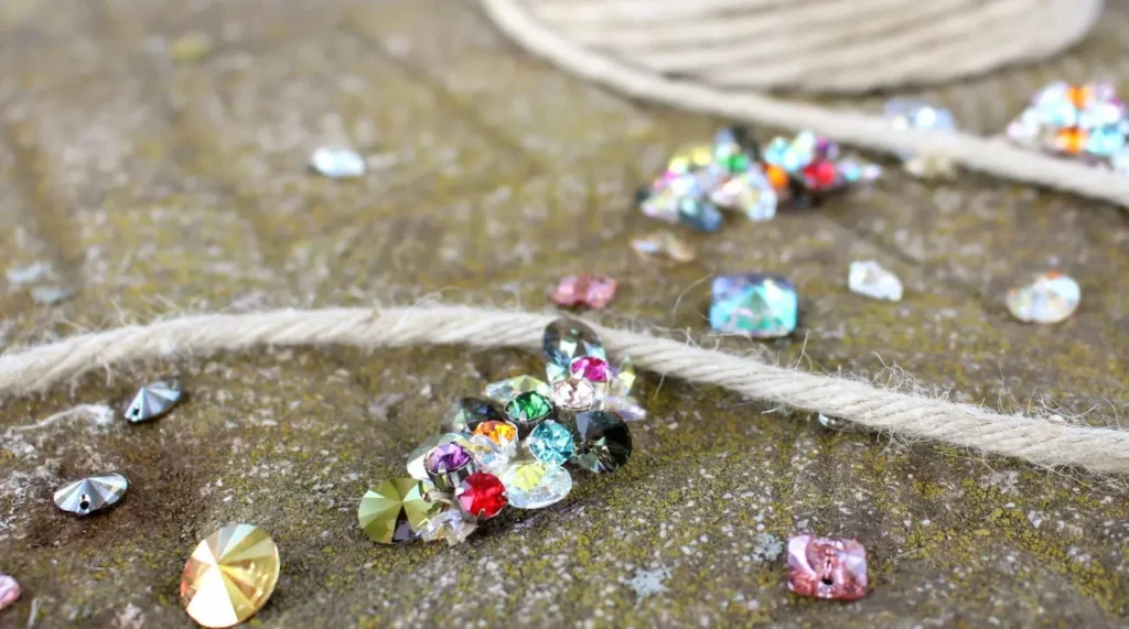 Cristales de diferentes colores para fabricar sandalias artesanales